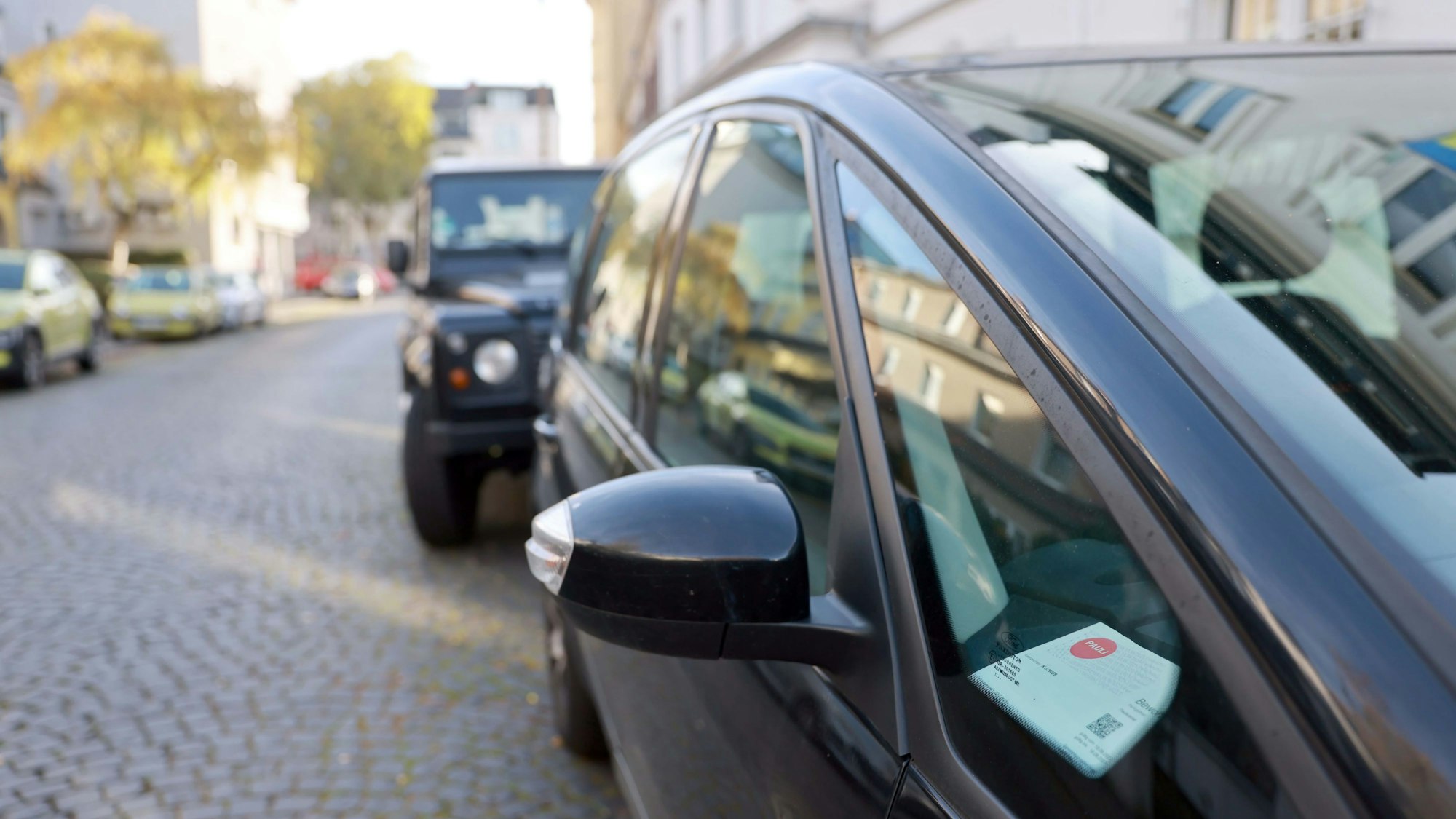 Ein Bewohnerparkausweis liegt in einem Auto in Köln.
