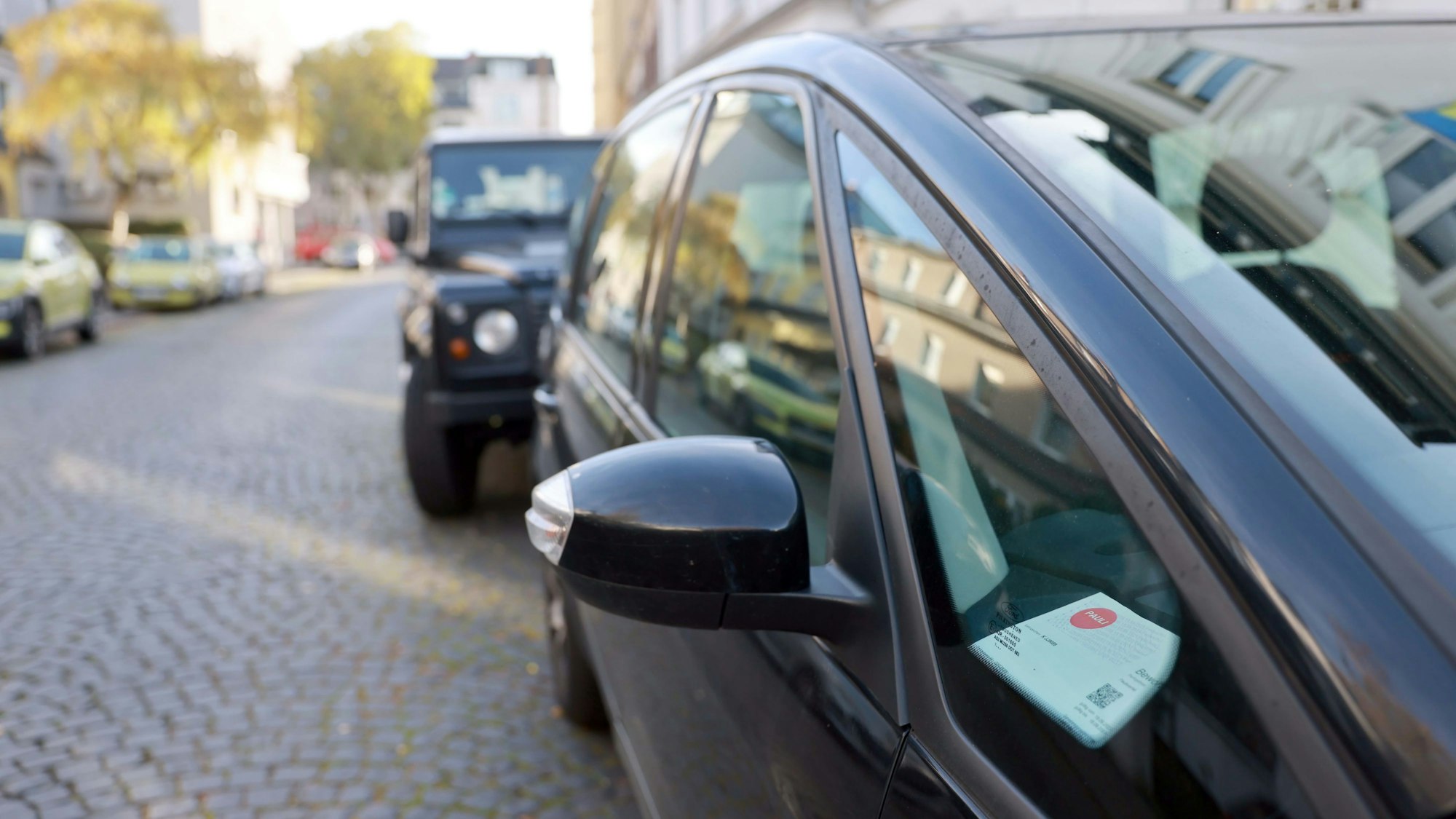 Bewohnerparken: Ein Ausweis liegt in einem Auto.