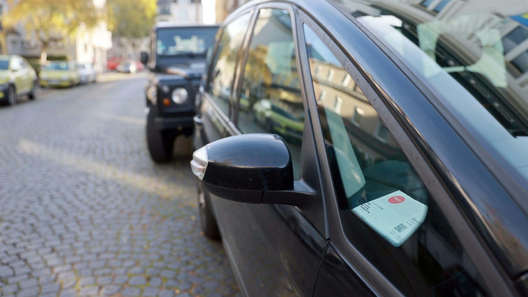 Auto mit Anwohnerparkausweis.