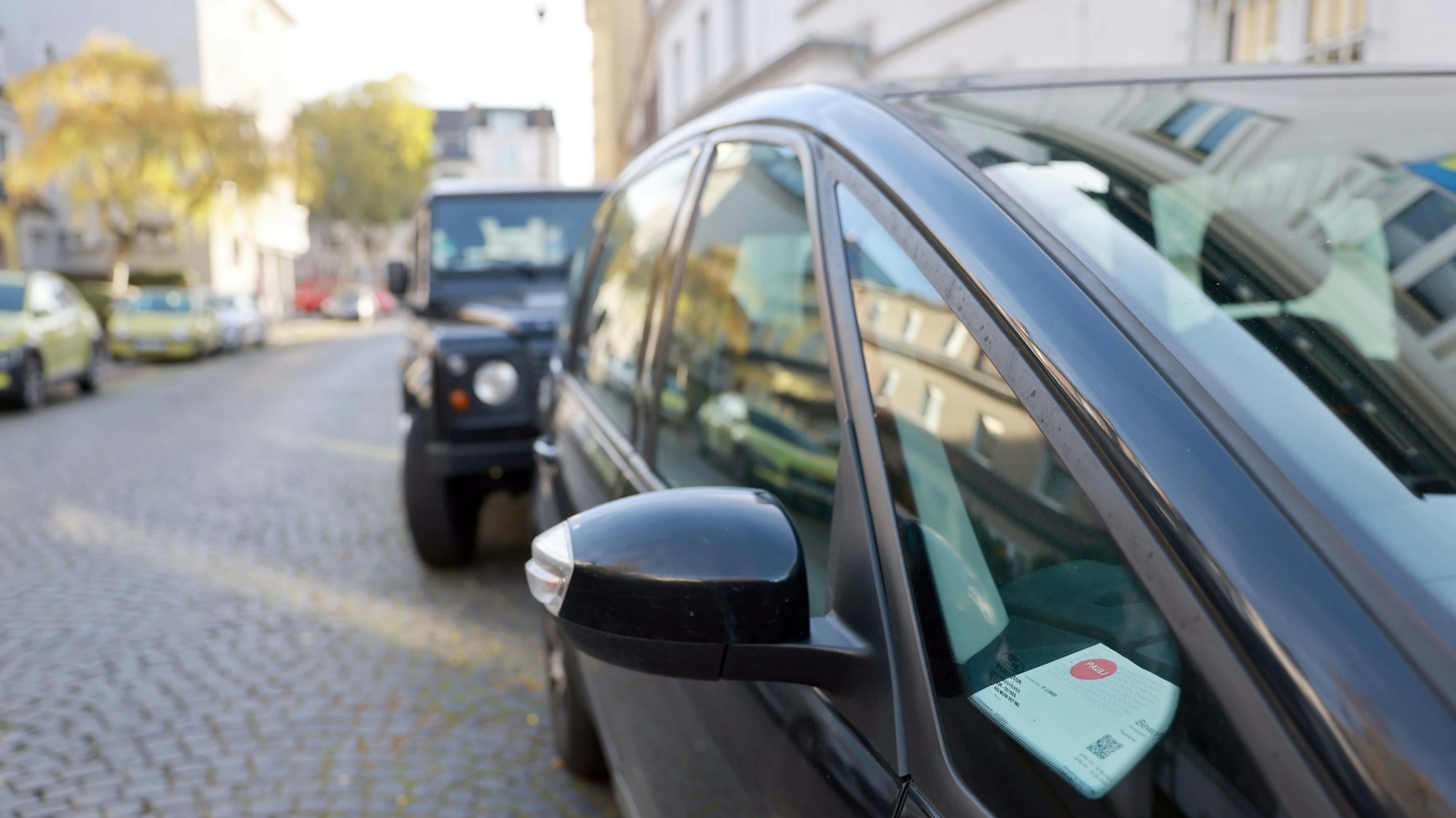 Ein Bewohnerparkausweis liegt in einem Auto in Köln (Symbolfoto).