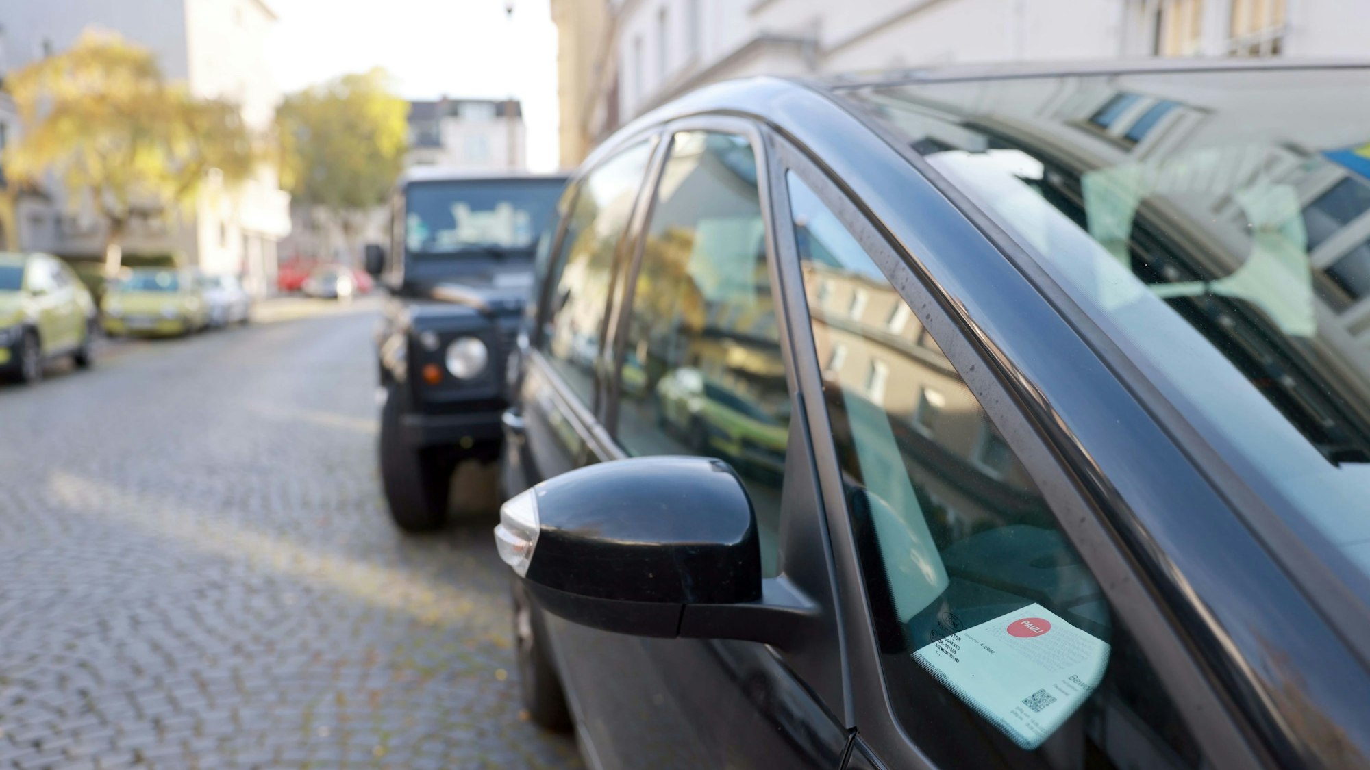 Ein Anwohnerparkausweis liegt in Köln in einem Auto.