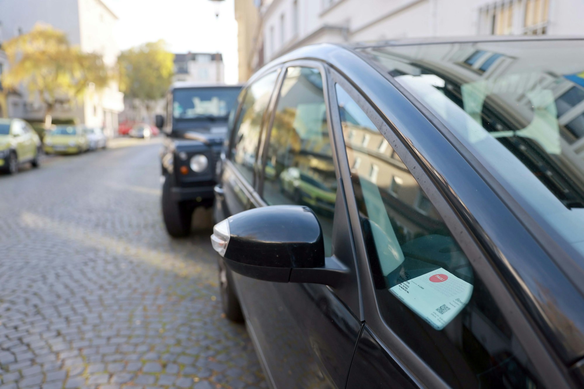 Ein Bewohnerparkausweis liegt in einem Auto