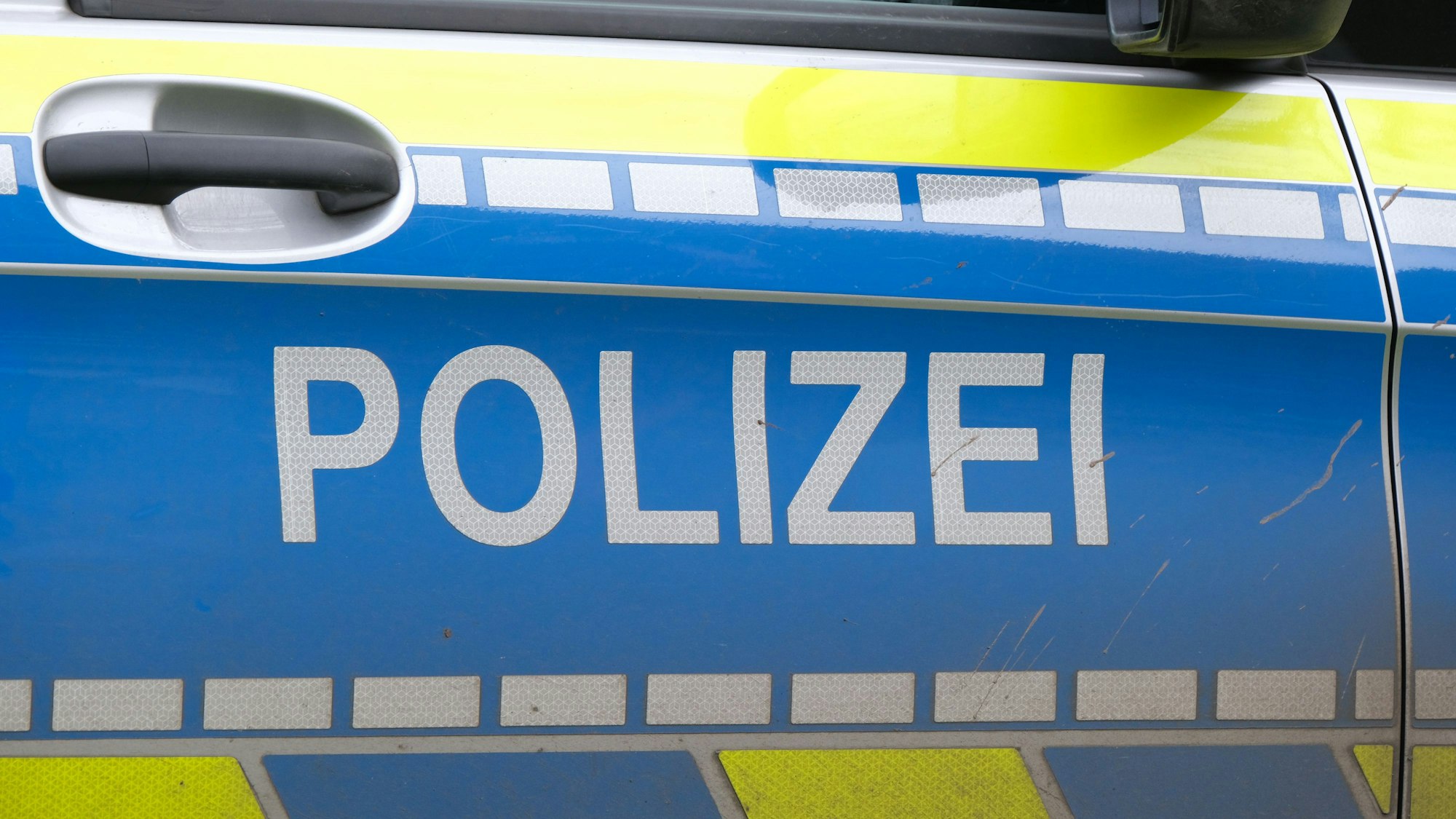 Der Schriftzug „Polizei“ auf einem Einsatzwagen.