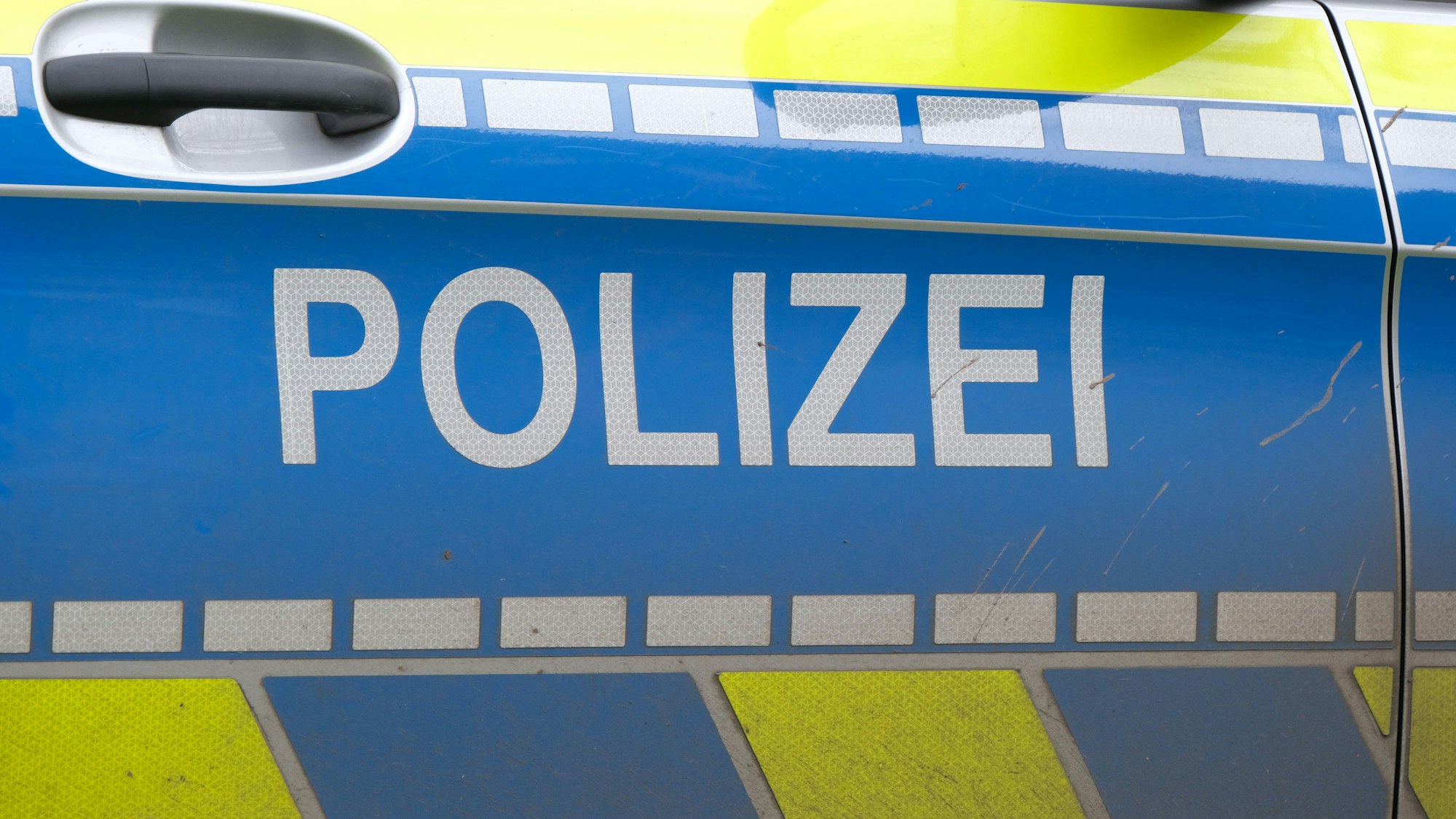 04.02.2022, Köln: Symbolfoto Polizei, Polizeifahrzeug, Einsatzfahrzeug Foto: Max Grönert