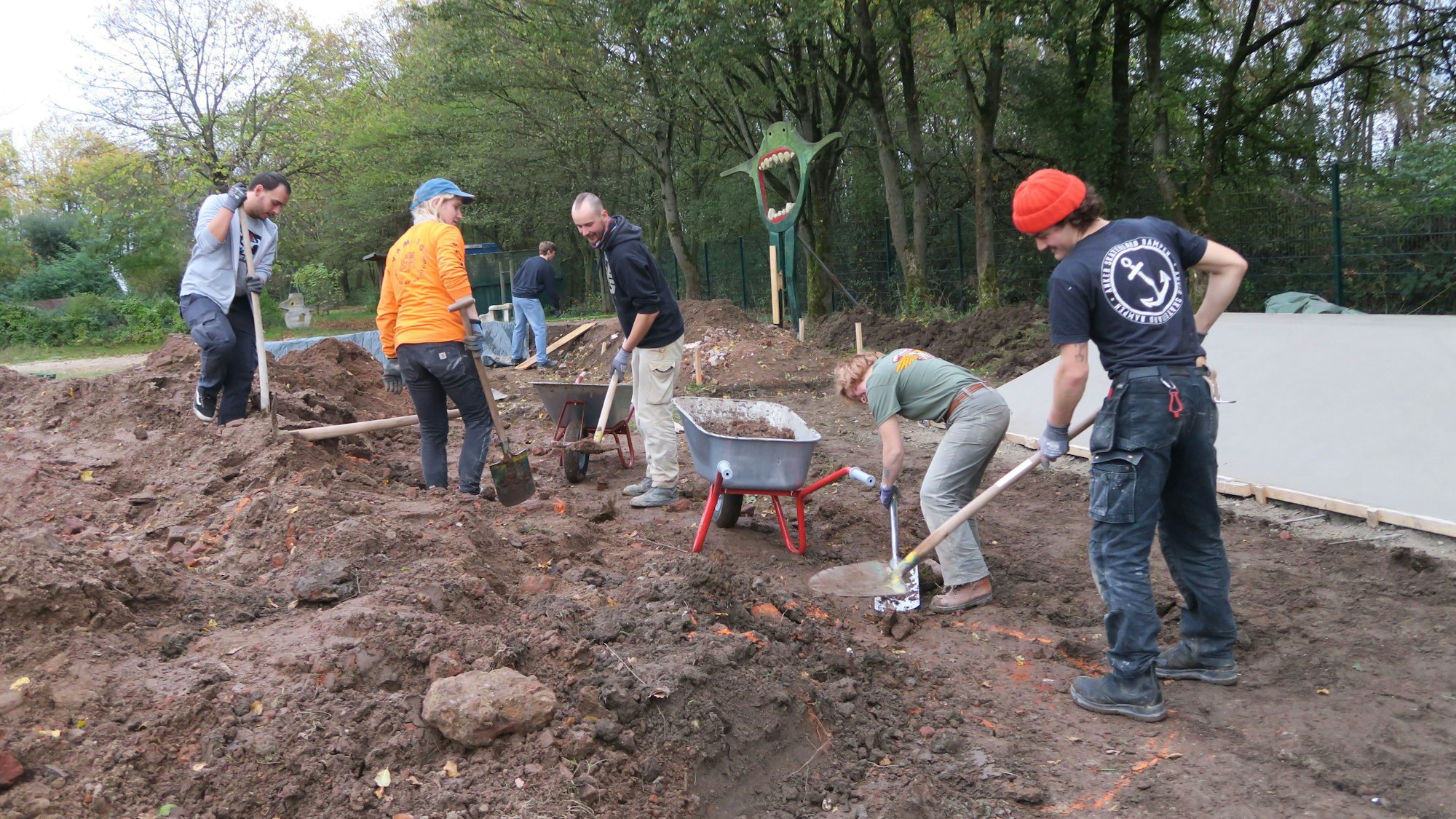 Die Besucher des Enbe arbeiten gemeinsam am Skatepark.