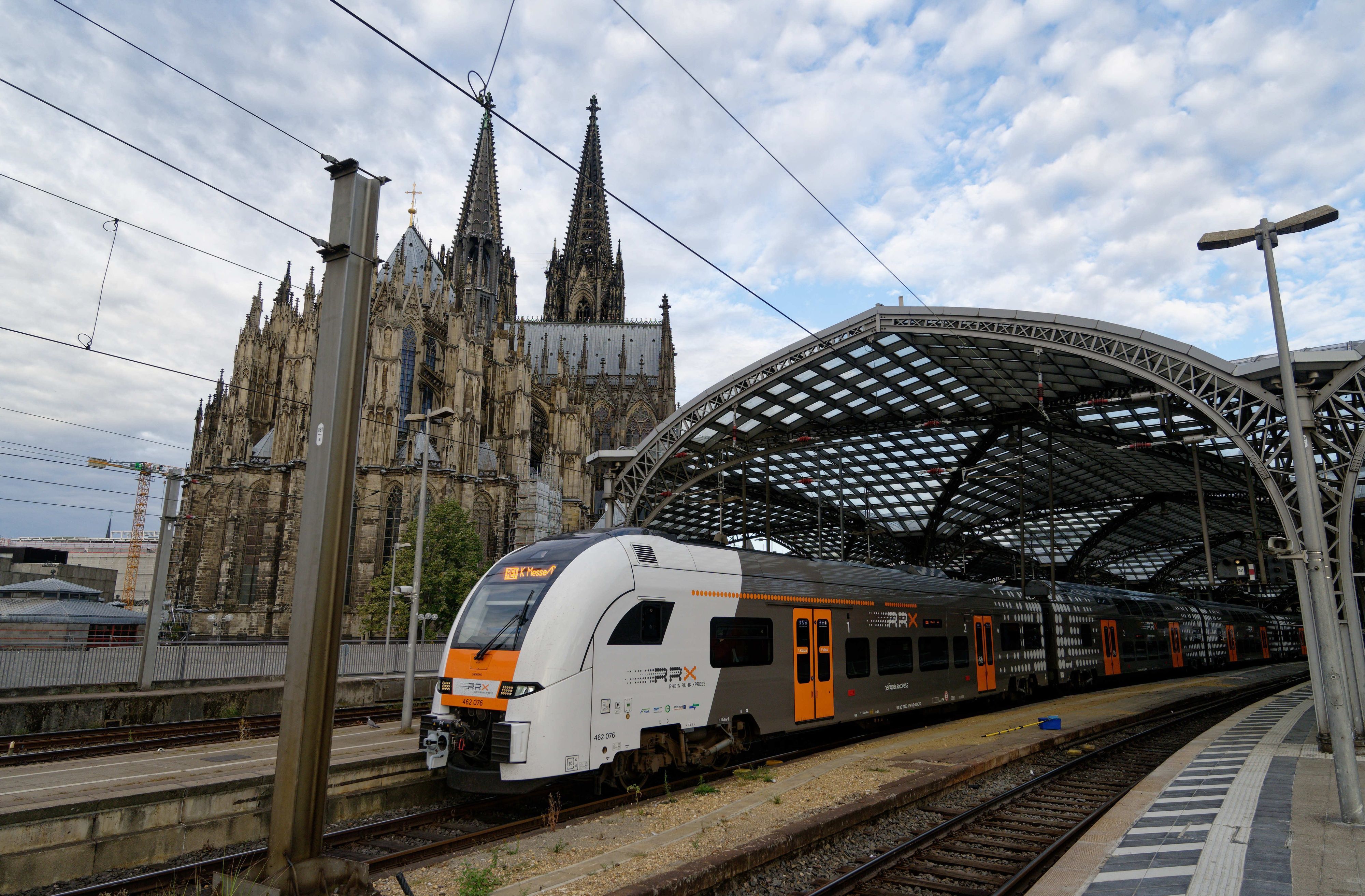 Ein Regionalzug verlässt den Kölner Hauptbahnhof.