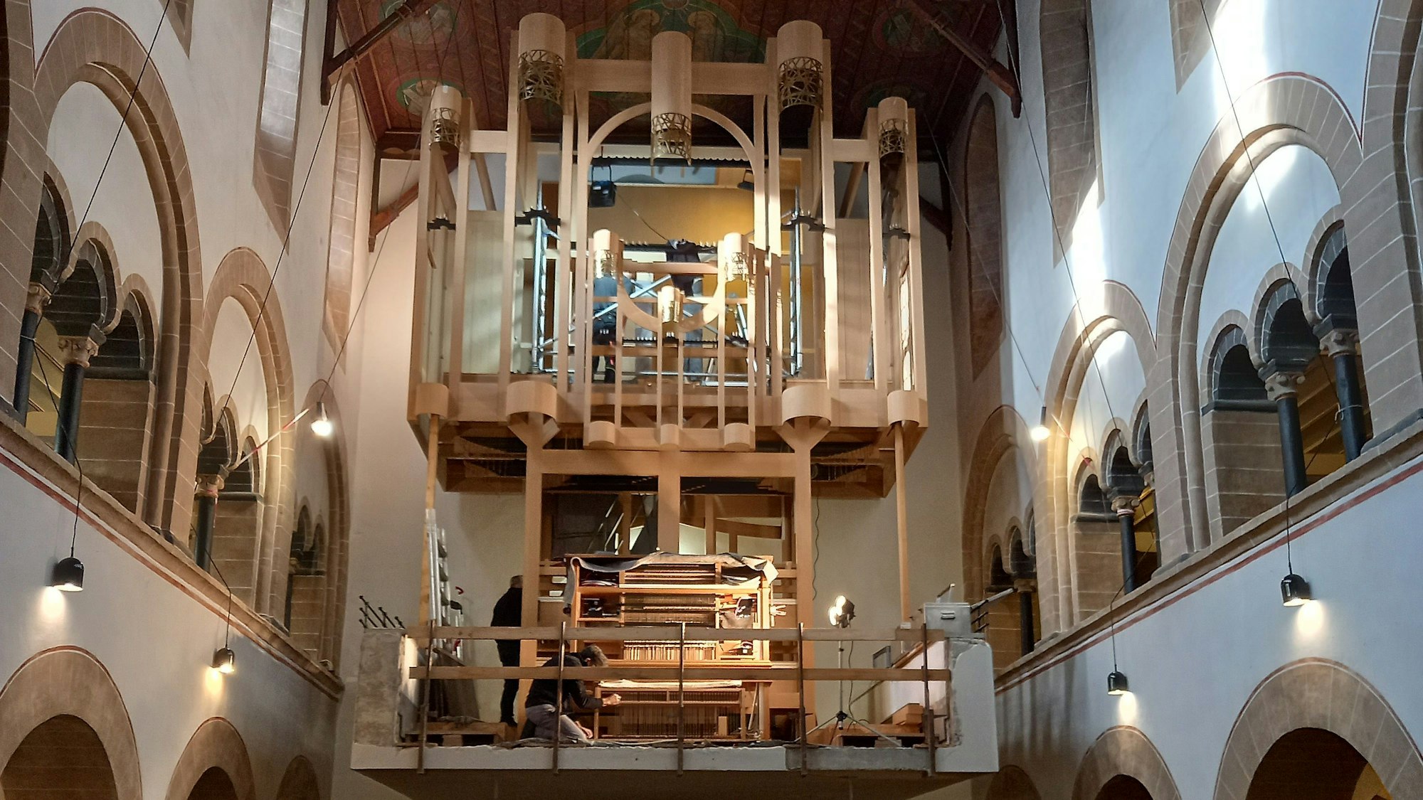 In der Basilika Sankt Gertrud in Morsbach wird das Gerüst der Orgel fertiggestellt.