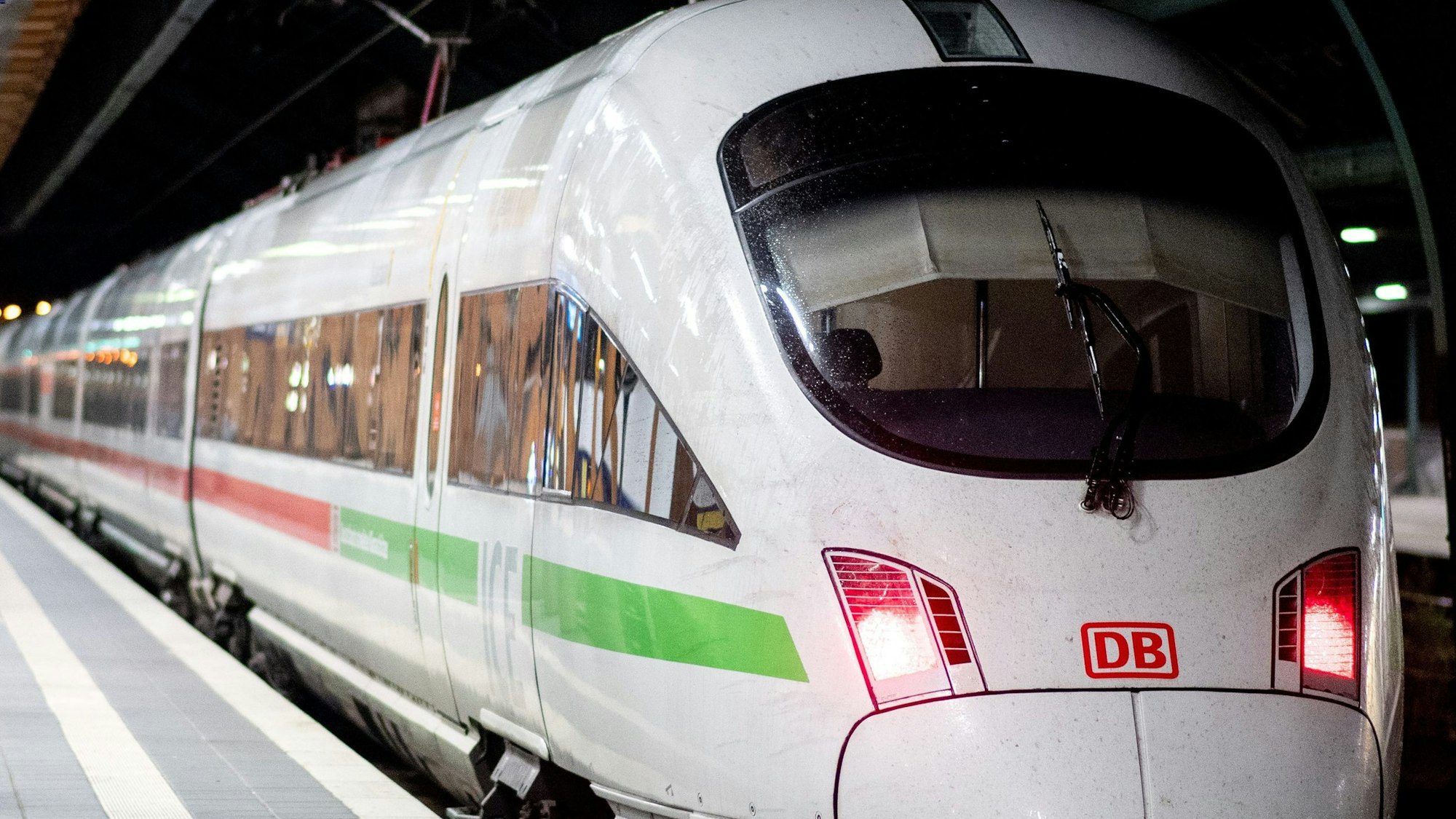 Ein ICE der Deutschen Bahn fährt durch einen Bahnhof.