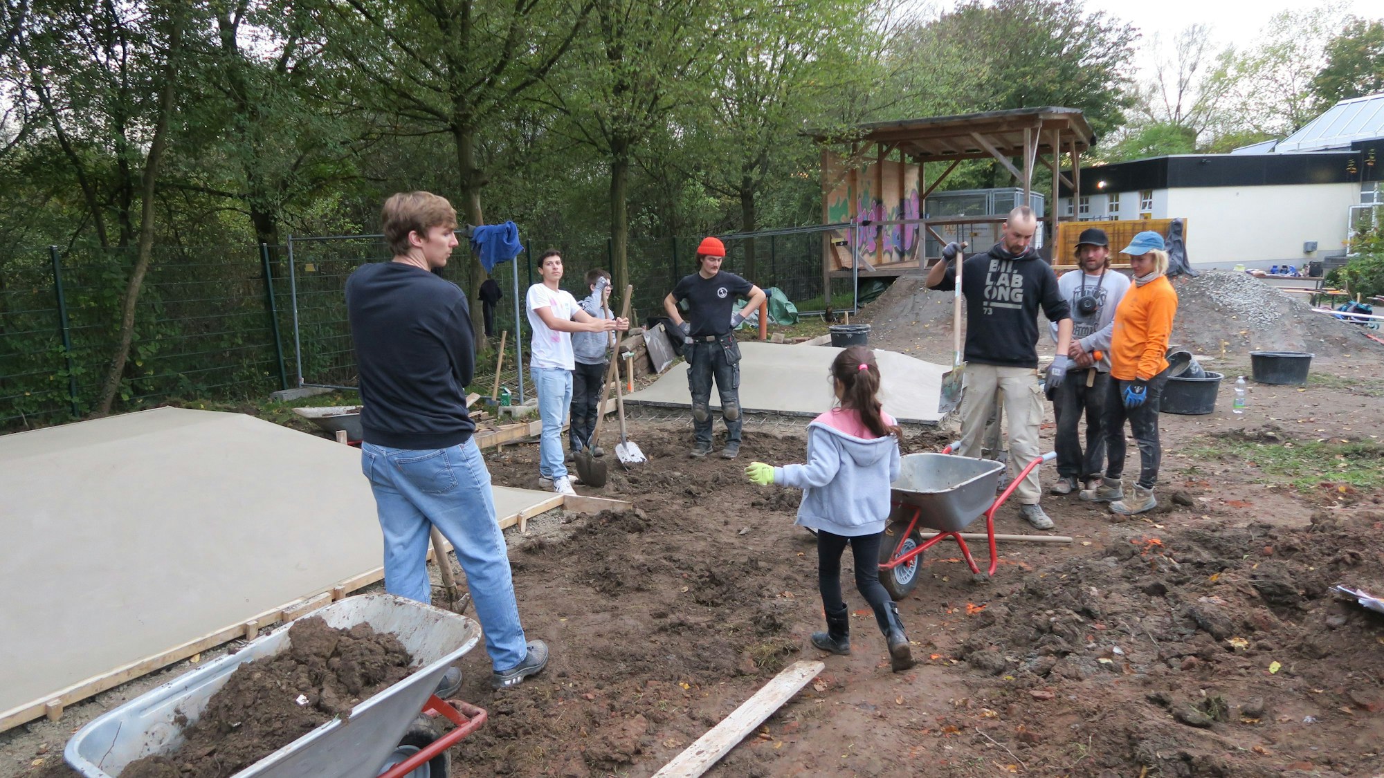 Die Besucher des Enbe arbeiten zusammen am Skatepark.