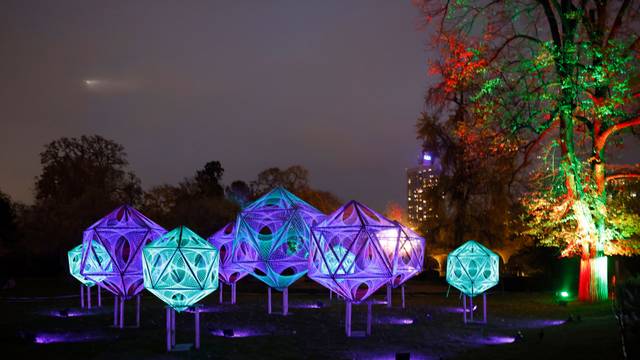 Dreiecke formen geschlossene, geometrische Formen, die grün-blau und violett leuchten.