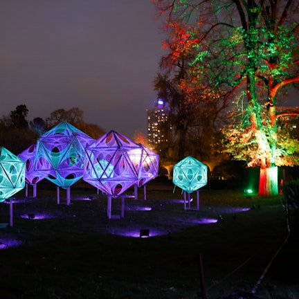 Dreiecke formen geschlossene, geometrische Formen, die grün-blau und violett leuchten.