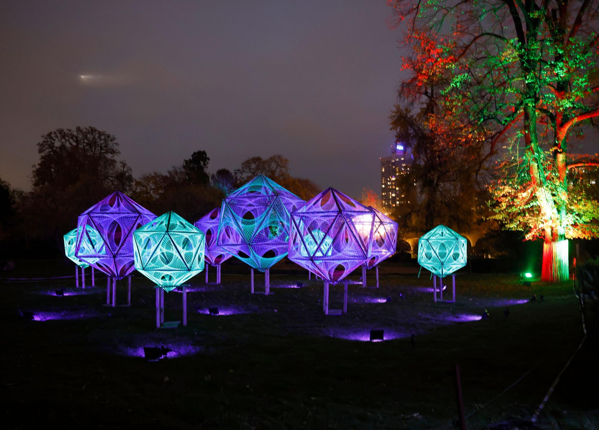 Dreiecke formen geschlossene, geometrische Formen, die grün-blau und violett leuchten.