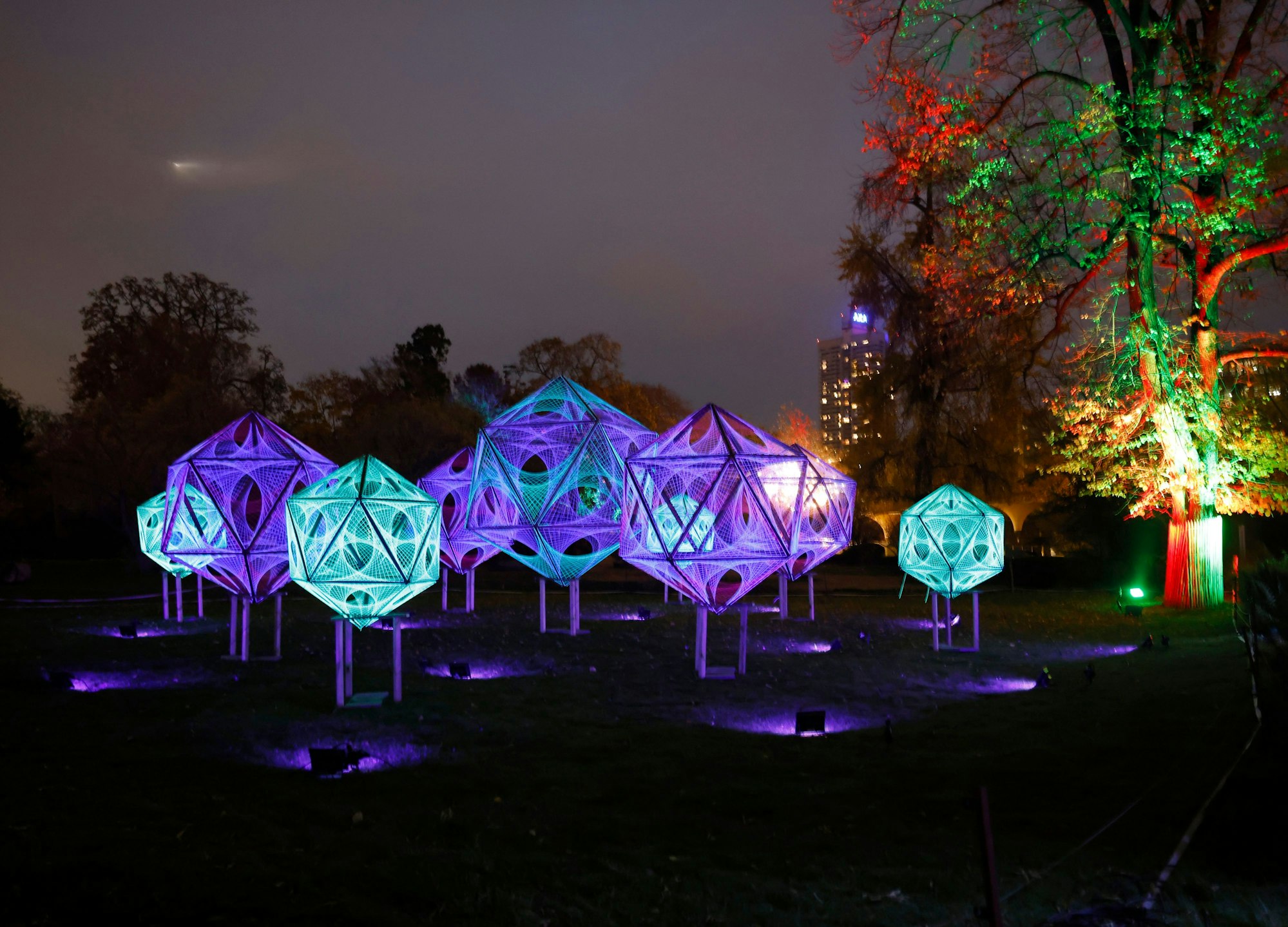 Dreiecke formen geschlossene, geometrische Formen, die grün-blau und violett leuchten.