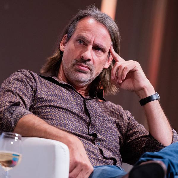 Richard David Precht, Philosoph und Publizist, sitzt im Rahmen des Literaturfestivals lit.Cologne Spezial auf der Bühne in der Kölner Flora.