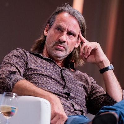 Richard David Precht, Philosoph und Publizist, sitzt im Rahmen des Literaturfestivals lit.Cologne Spezial auf der Bühne in der Kölner Flora.