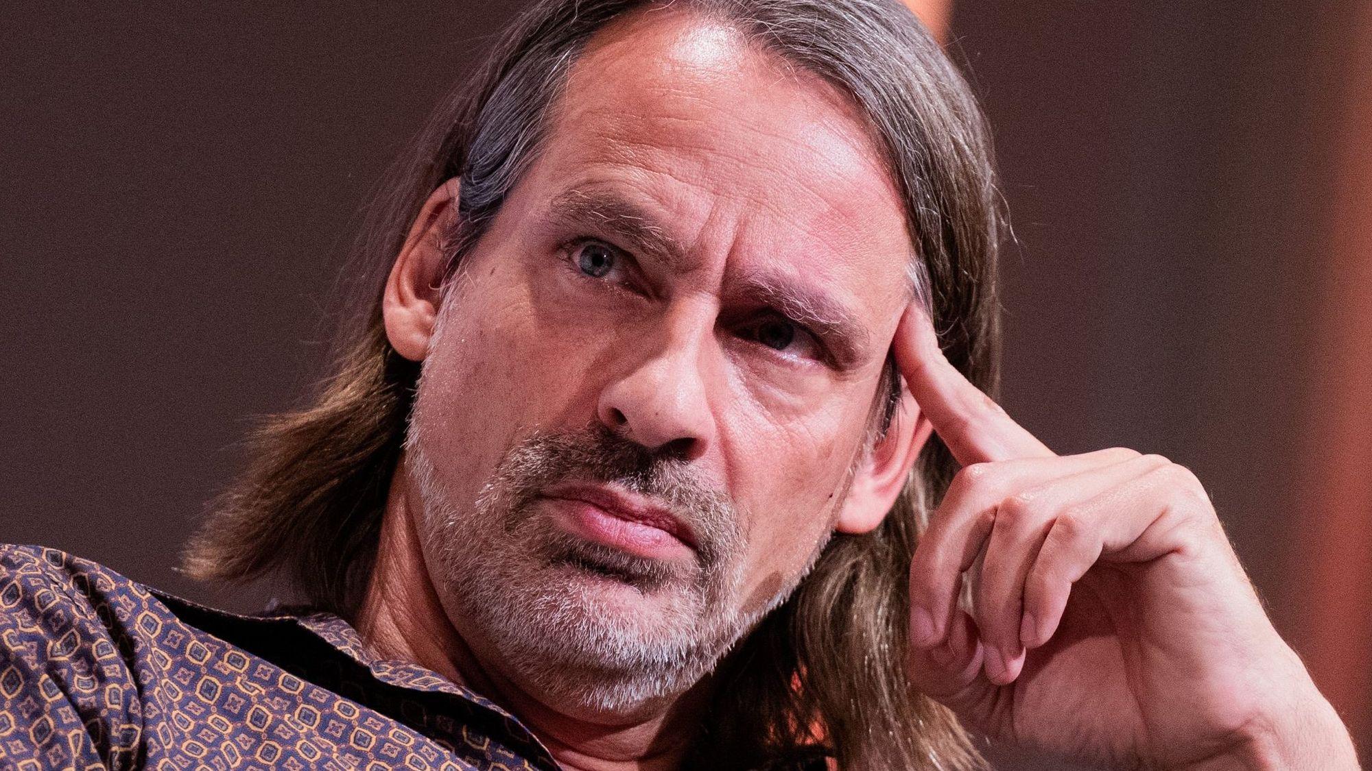 Richard David Precht, Philosoph und Publizist, sitzt im Rahmen des Literaturfestivals lit.Cologne Spezial auf der Bühne in der Kölner Flora.