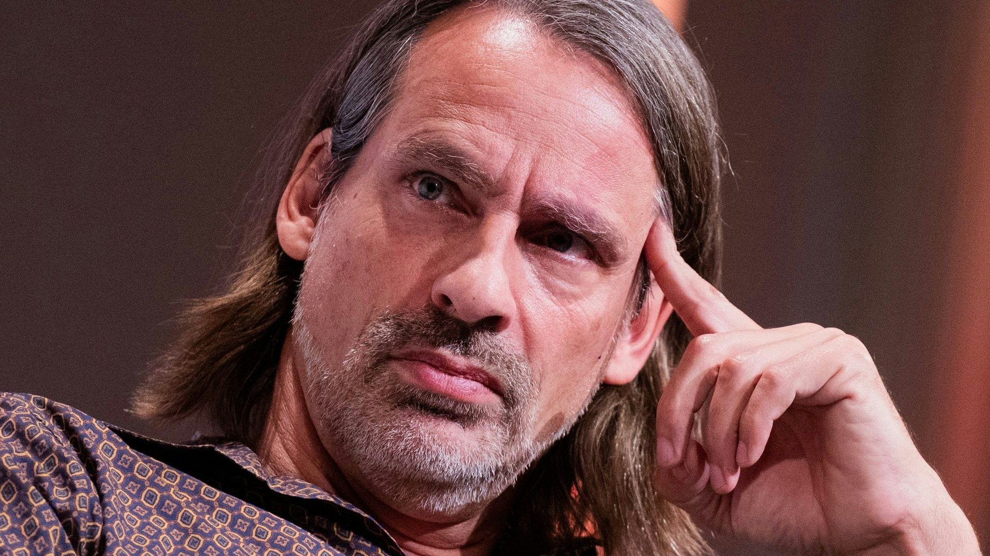 Richard David Precht, Philosoph und Publizist, sitzt im Rahmen des Literaturfestivals lit.Cologne Spezial auf der Bühne in der Kölner Flora.