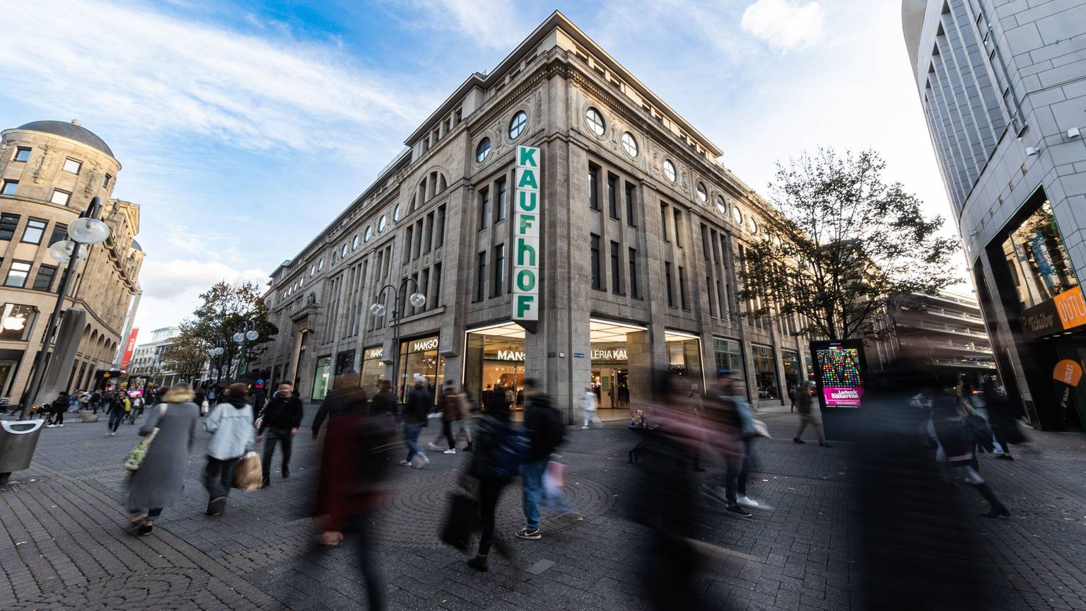 Menschen vor der Galeria Karstadt Kaufhof-Filiale auf der Schildergasse