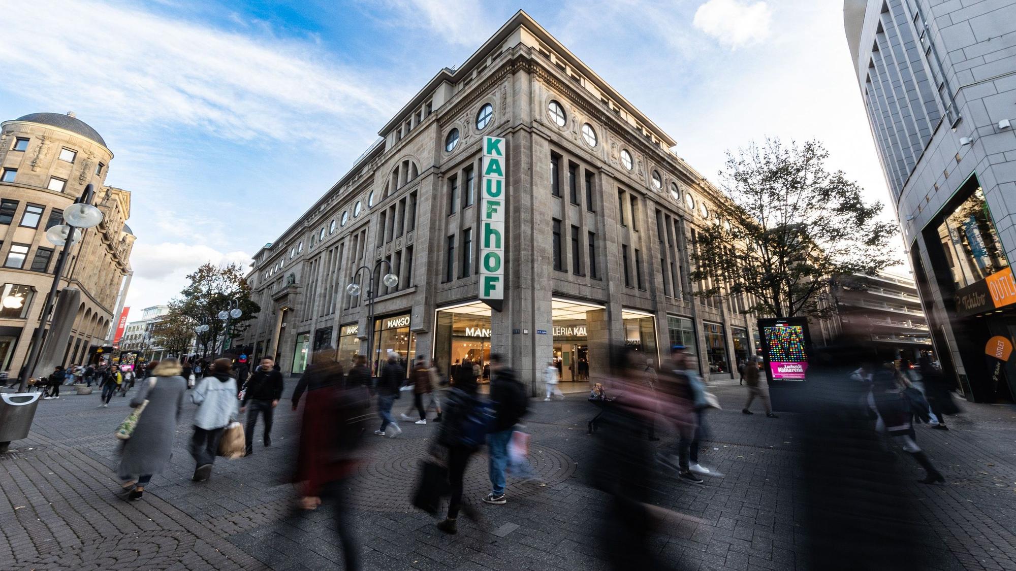 Menschen vor der Galeria Karstadt Kaufhof-Filiale auf der Schildergasse