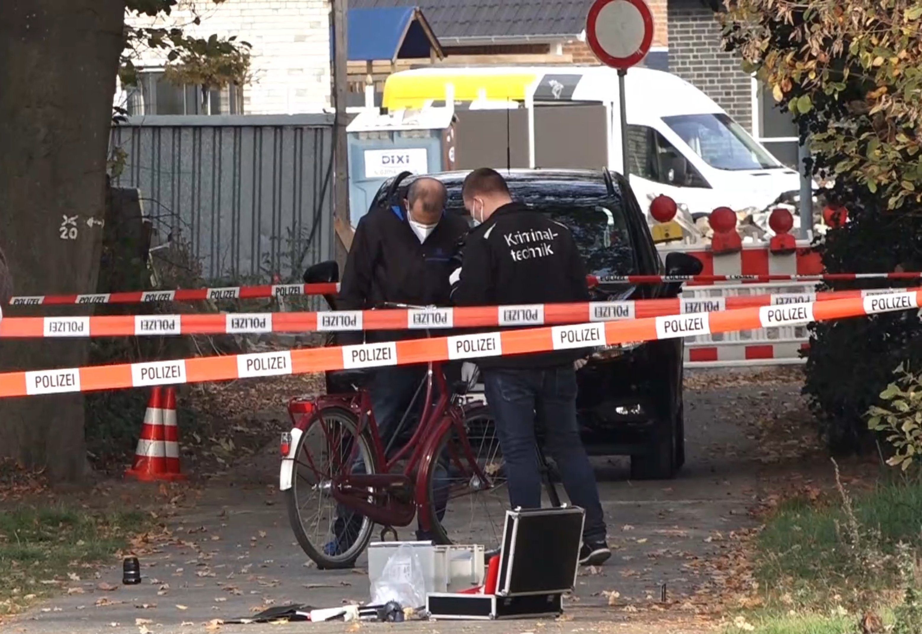 Kriminaltechniker untersuchen ein Fahrrad an der Stelle, an der ein gefesseltes Mädchen gefunden wurde. Ein 13-jähriges Mädchen ist in Ostbevern im Münsterland auf dem Weg zur Schule offenbar unter nicht näher bekannten Umständen angegriffen worden.
