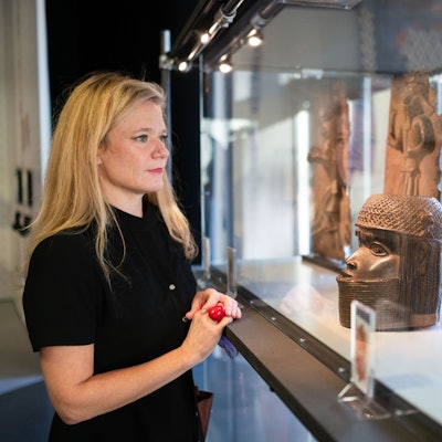 Nanette Snoep, Direktorin des Rautenstrauch-Joest-Museums, steht vor einer Vitrine mit Benin-Bronzen.