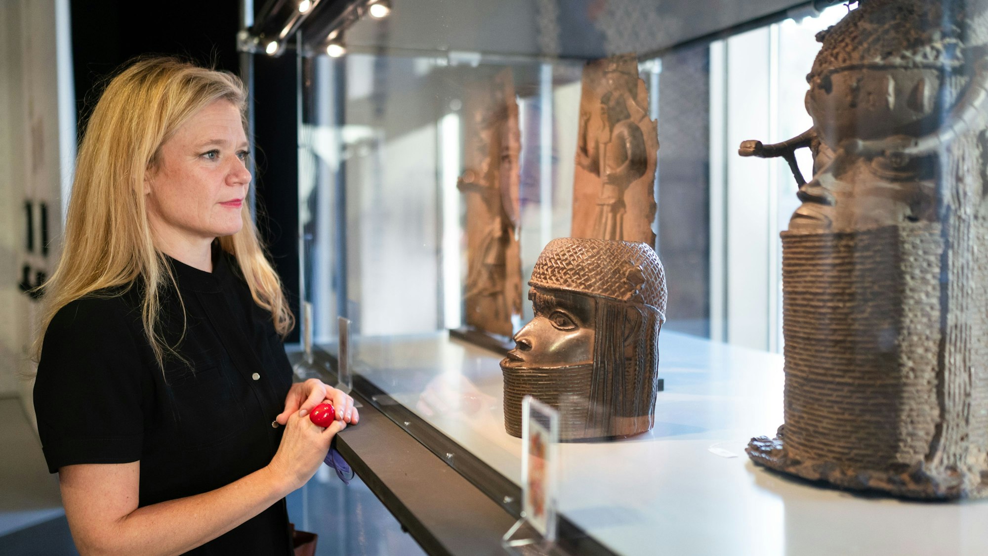 Nanette Snoep, Direktorin des Rautenstrauch-Joest-Museums, steht vor einer Vitrine mit Benin-Bronzen.