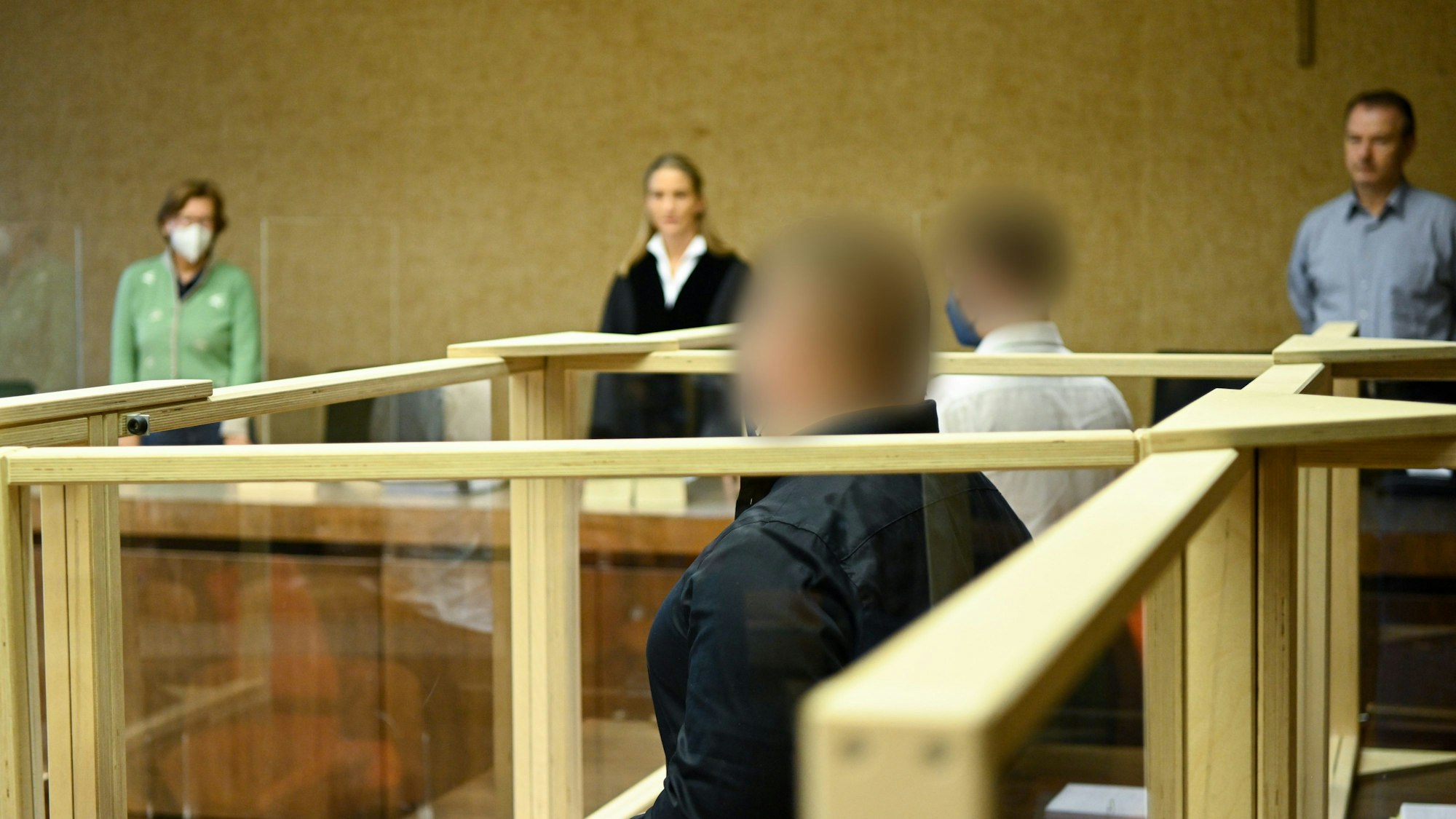 Die zwei Angeklagten (2.v.r-l) und die Richterin Cornelia Amtage stehen im Gerichtssaal. Im Prozess um den Drogen-Skandal im Münchner Polizeipräsidium wird ein Urteil erwartet.