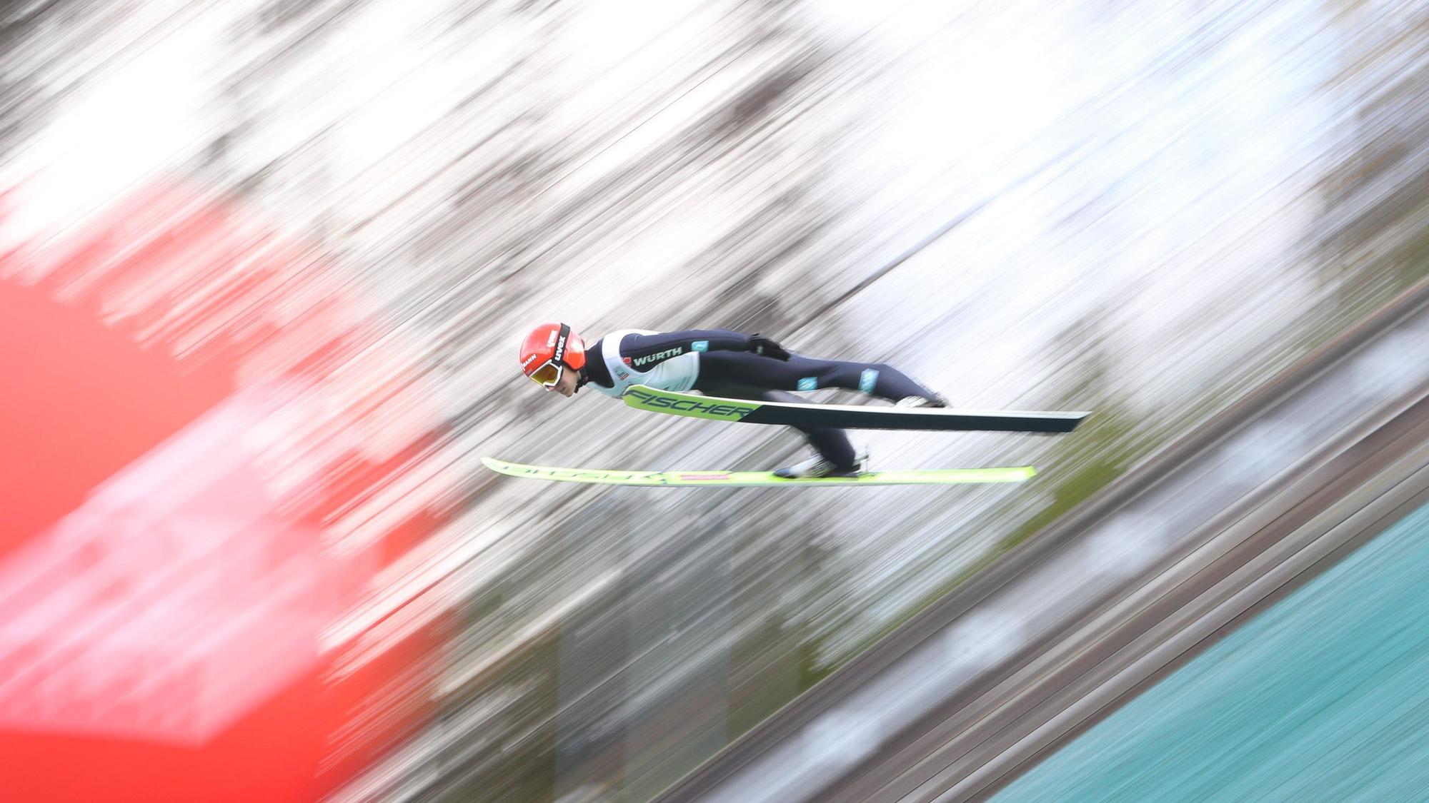 Die Skispringerin Katharina Althaus bei einem Sprung auf der Schanze in Wisla, Polen.