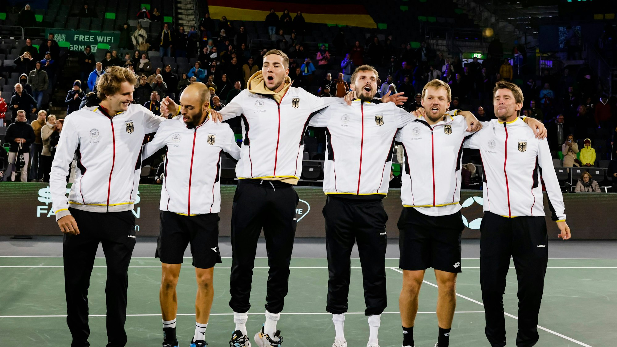 Die deutschen Tennisspieler Alexander Zverev, Tim Pütz, Jan-Lennard Struff, Oscar Otte, Kevin Krawietz und der deutsche Teamkapitän Michael Kohlmann stehen zusammen.