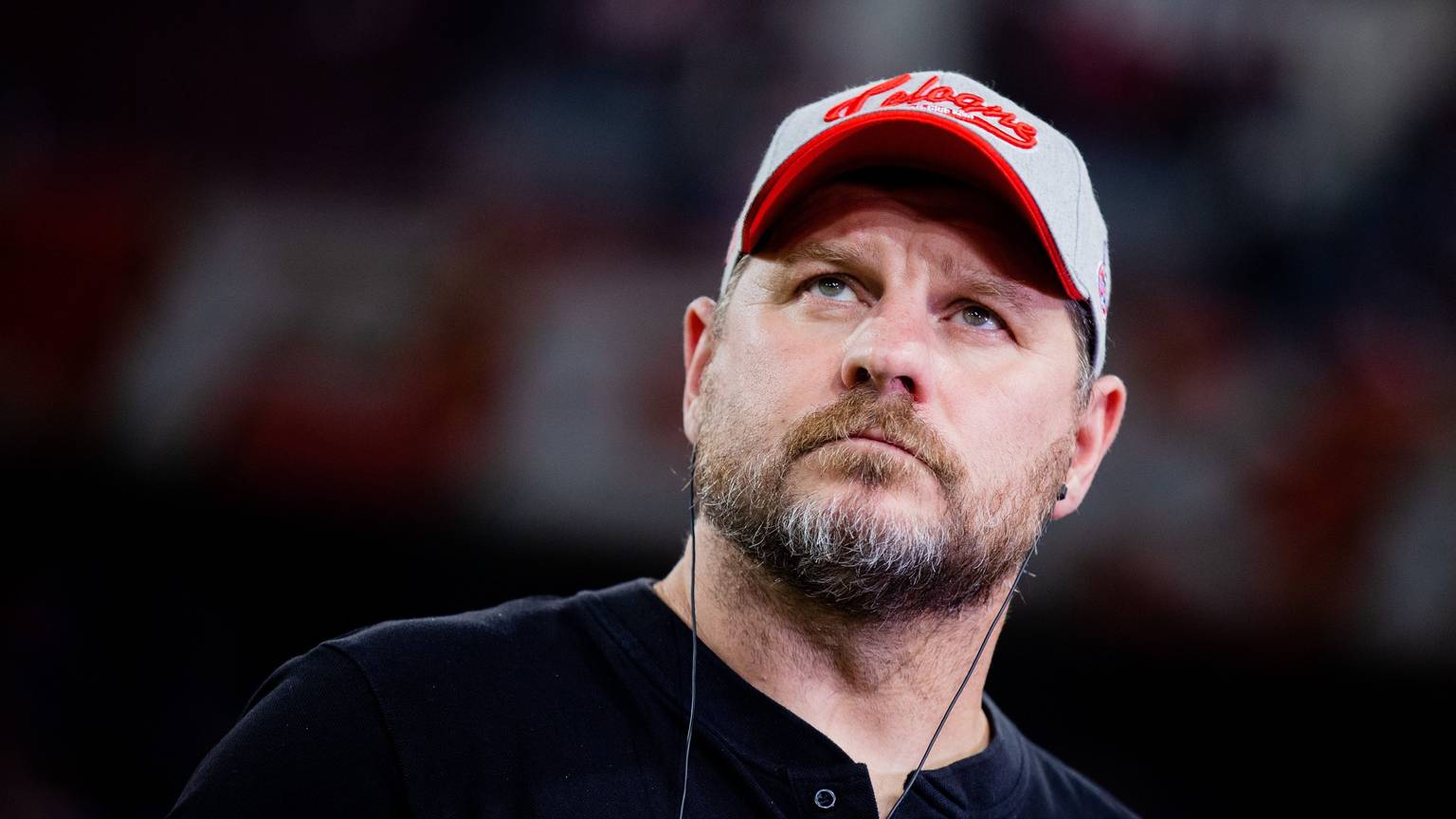 FC-Trainer Steffen Baumgart schaut nachdenklich über die Kamera hinweg.