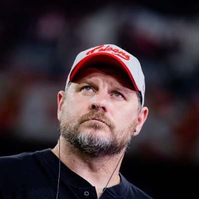 FC-Trainer Steffen Baumgart schaut nachdenklich über die Kamera hinweg.