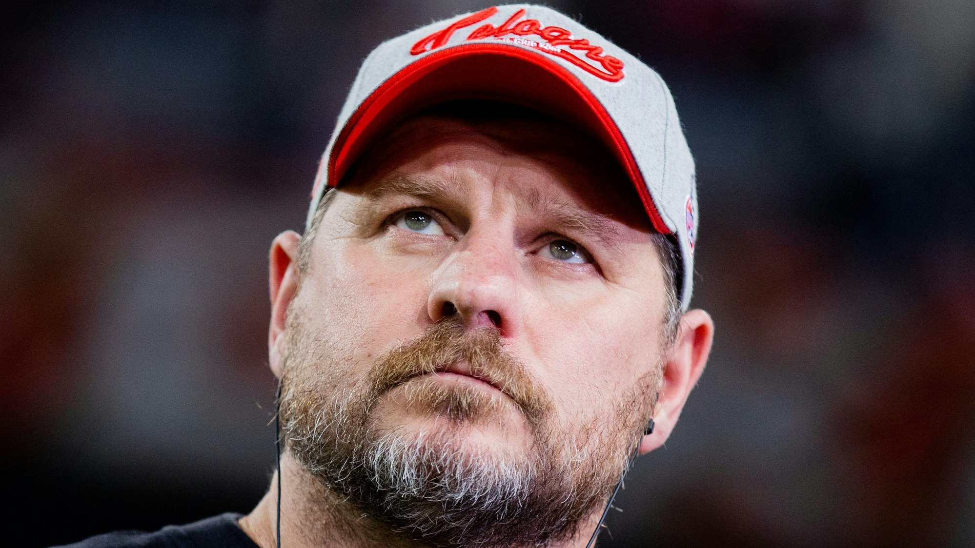 FC-Trainer Steffen Baumgart schaut nachdenklich über die Kamera hinweg.