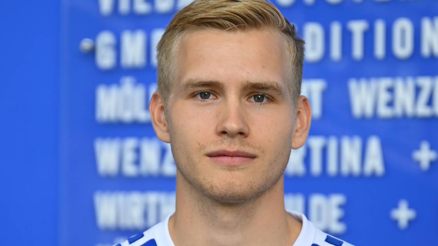 Ellidi Vidarsson schaut in die Kamera. Er trägt das blaue Trikot des VfL Gummersbach.