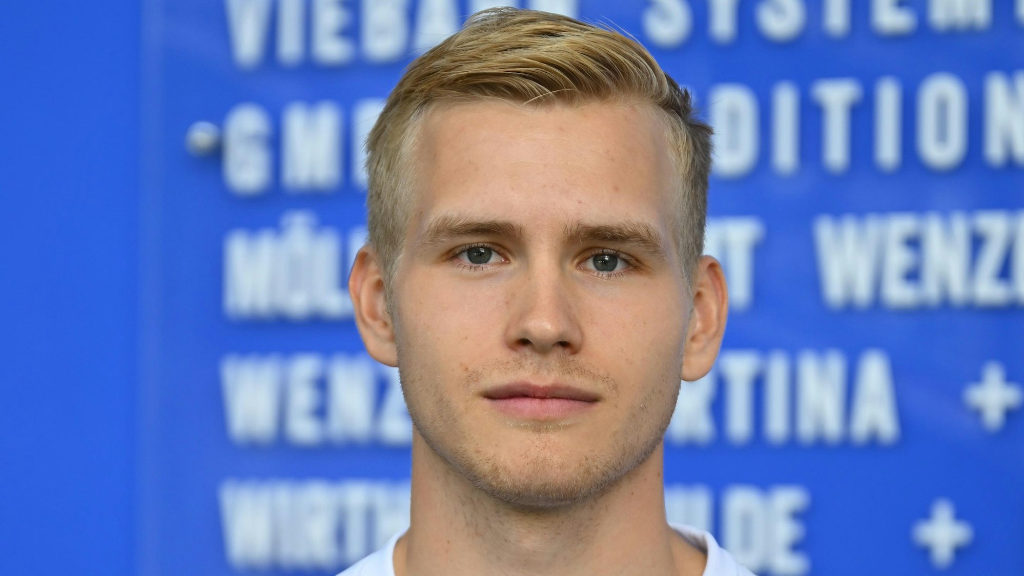 Ellidi Vidarsson schaut in die Kamera. Er trägt das blaue Trikot des VfL Gummersbach.