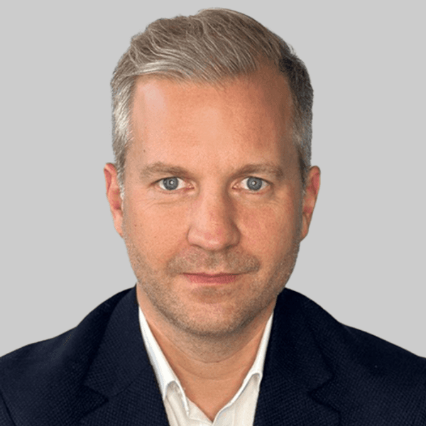 René Wagner an der Seitenlinie während des Spiels beim Hamburger SV