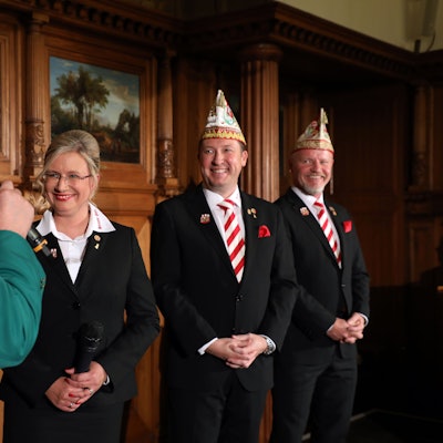 Im Gladbacher Ratssaal eröffnen die Karnevalisten die Session.