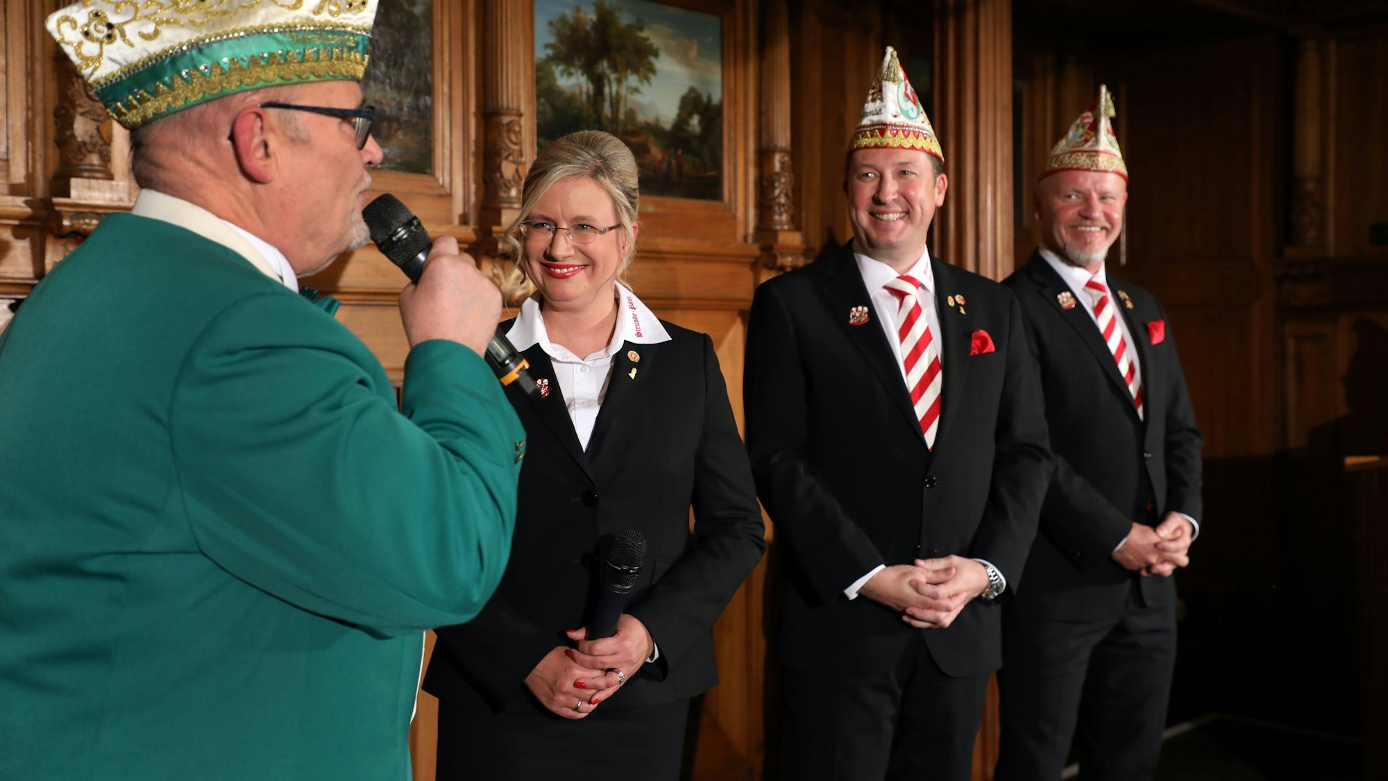Im Gladbacher Ratssaal eröffnen die Karnevalisten die Session.