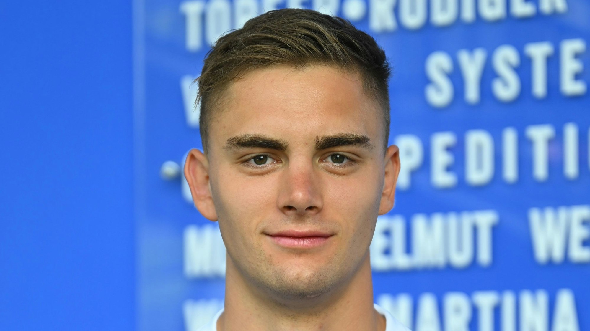 Stepan Zeman schaut in die Kamera. Er trägt das blaue Trikot des VfL Gummersbach.