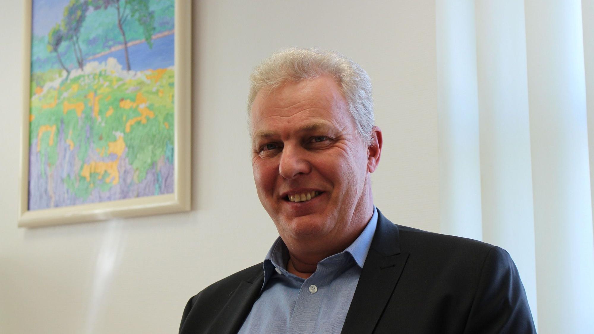 Martin Baranzke, Experte für die lokale Wirtschaft bei der Kreissparkasse Euskirchen, lächelt in die Kamera.