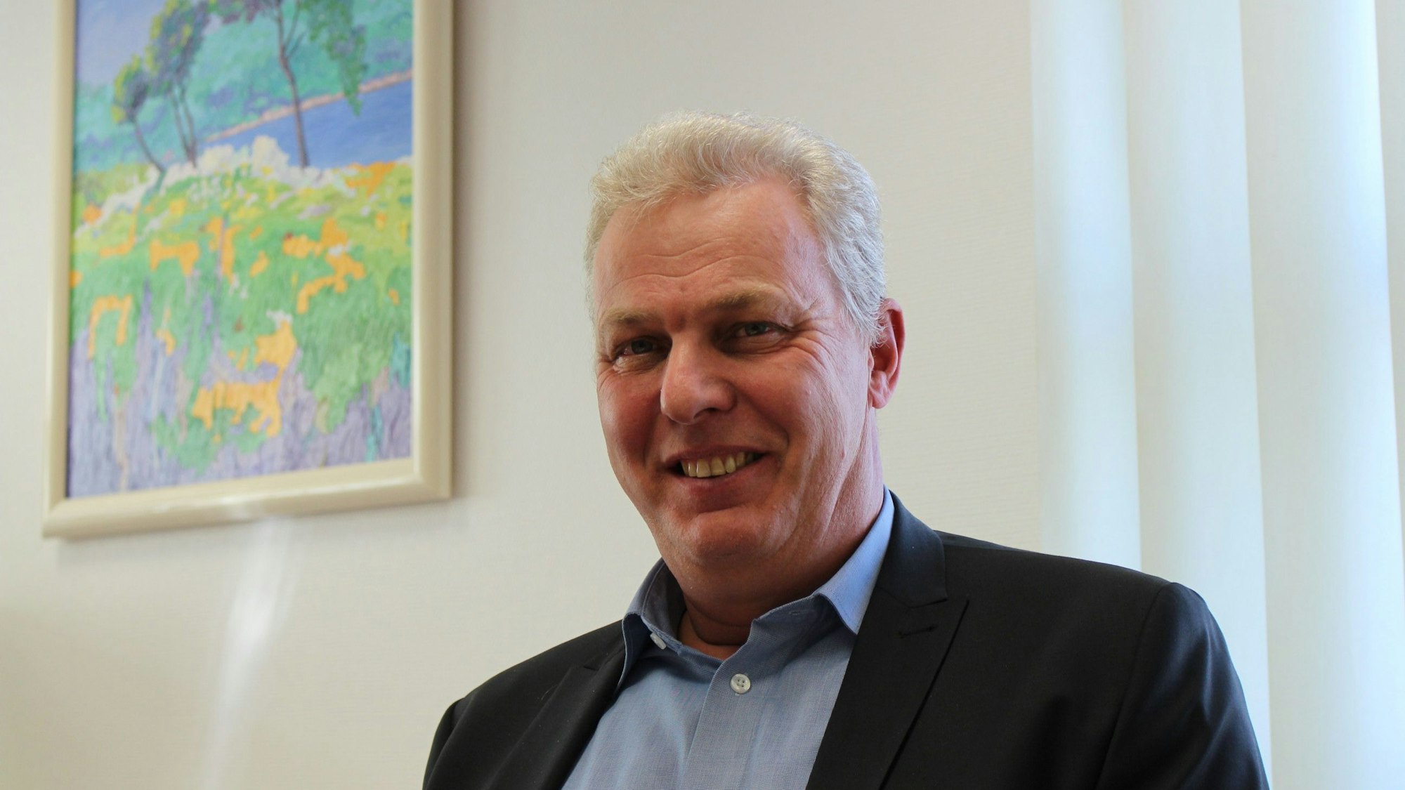 Martin Baranzke, Experte für die lokale Wirtschaft bei der Kreissparkasse Euskirchen, lächelt in die Kamera.