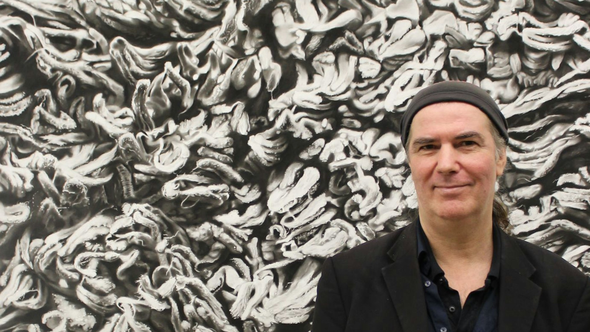 Der Künstler Peter Hock steht vor einem seiner Bilder, für die er den Joseph-und-Anna-Fassbender-Preis erhalten hat.