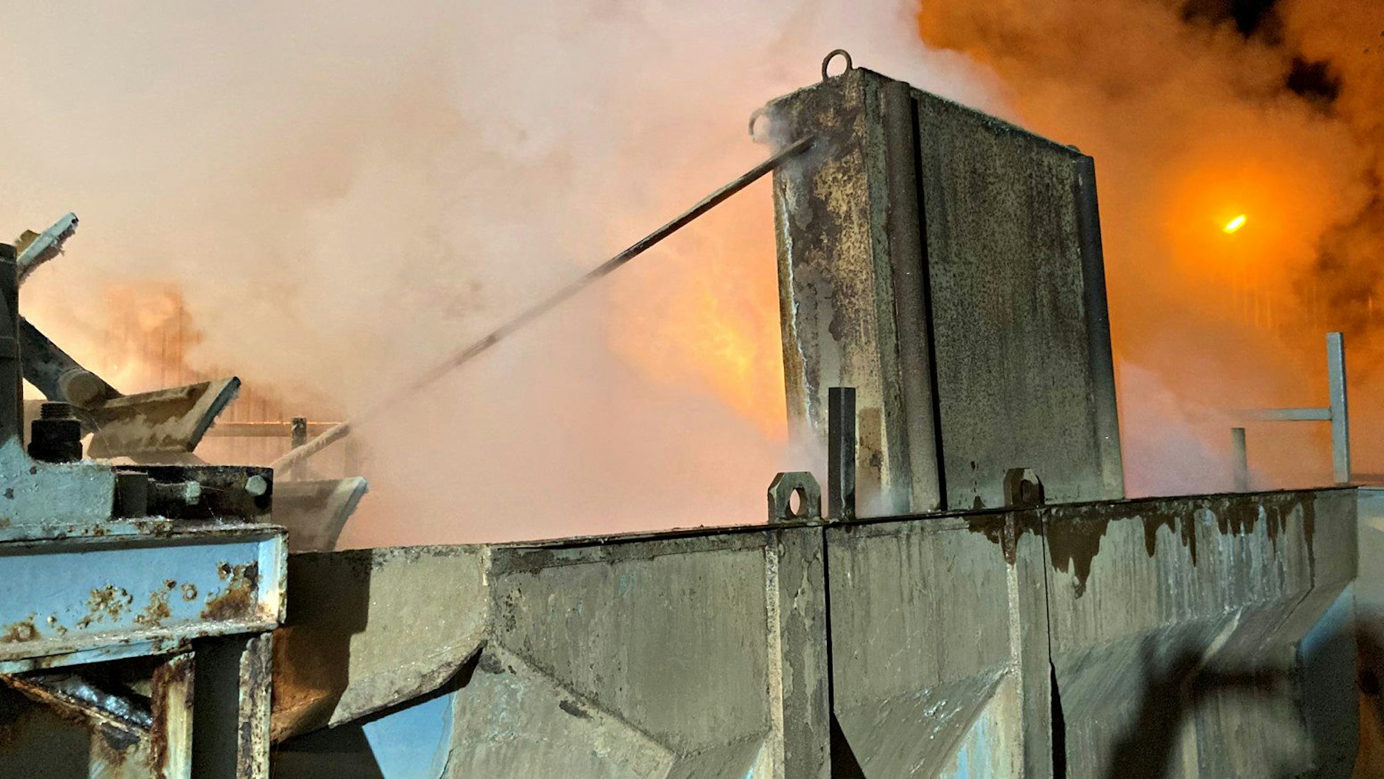 Das Bild zeigt die Rauchentwicklung, wenn Glas abgelassen wird.