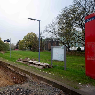 An der Haltepunkt Euskirchen-Zuckerfabrik ist kein Gleis. Neben dem Bahnsteig ist lediglich ein Loch mit Dreck.