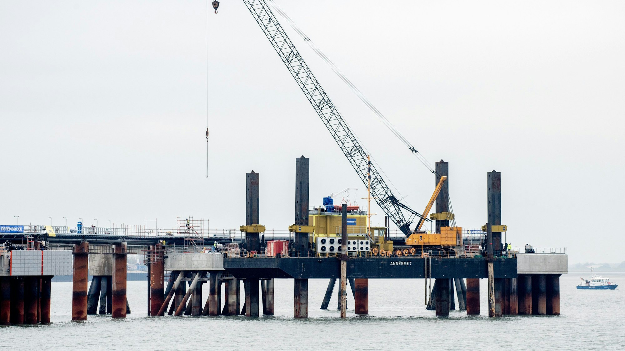 15.11.2022, Niedersachsen, Wilhelmshaven: Ein Kran steht vor dem Anleger für das LNG-Terminal auf einer Plattform in der Nordsee vor Wilhelmshaven. Der erste Anleger für Flüssigerdgas (LNG) in Deutschland ist fertiggestellt und am Dienstag eröffnet worden.