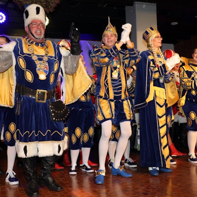 Overaths neues Dreigestirn tanzt bei der Proklamation auf der Bühne der Cyriax-Aula.