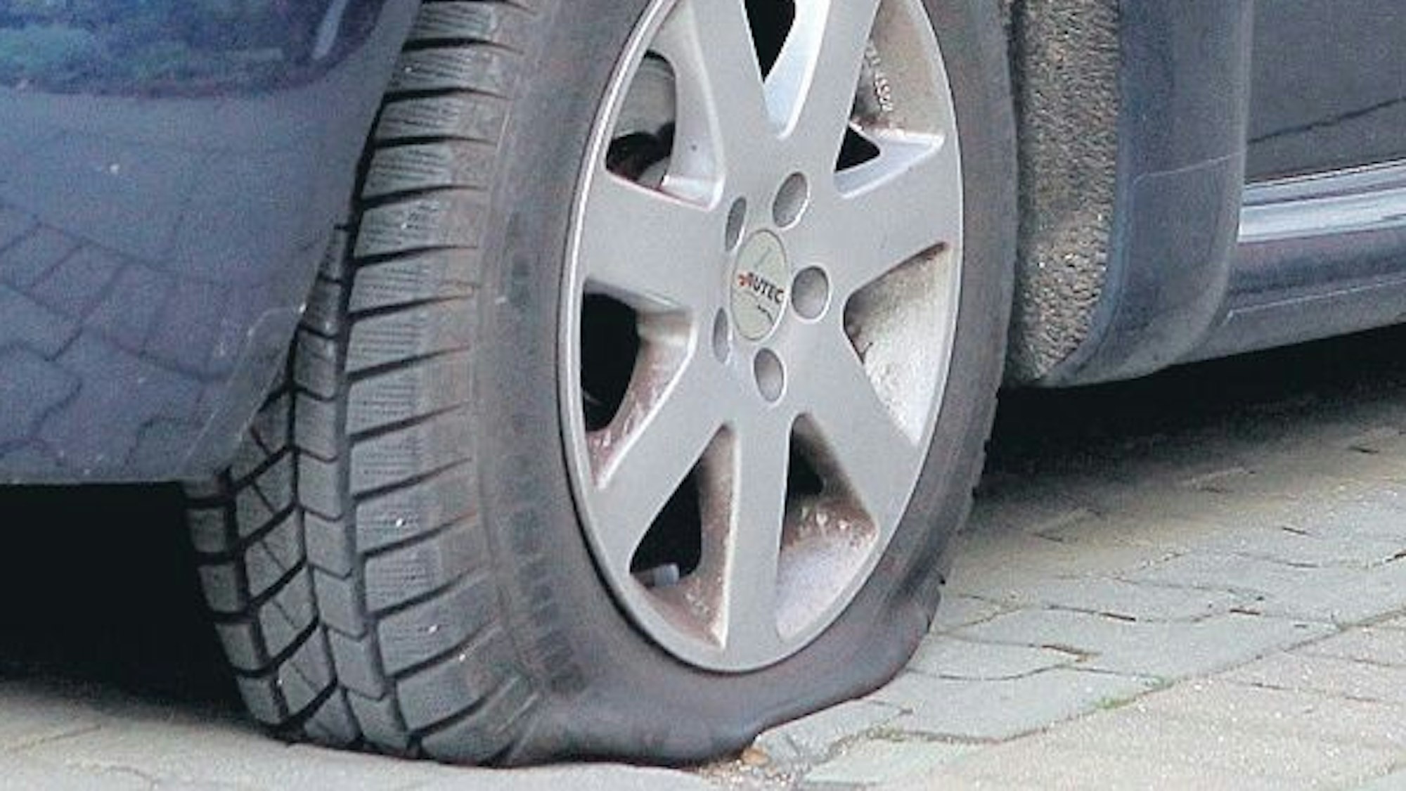 Das Foto zeigt einen Autoreifen ohne Luft.