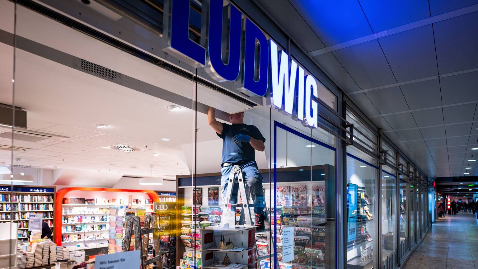 Ein Mann steht auf einer Leiter in der Buchhandlung Ludwig.