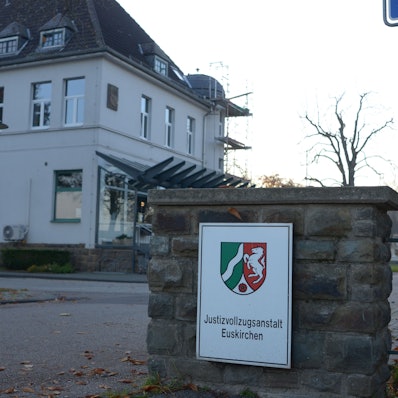 Das Bild zeigt das Verwaltungsgebäude der Justizvollzugsanstalt in Euskirchen.