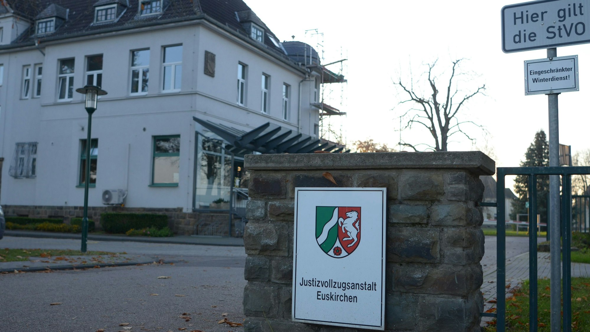 Das Bild zeigt das Verwaltungsgebäude der Justizvollzugsanstalt in Euskirchen.