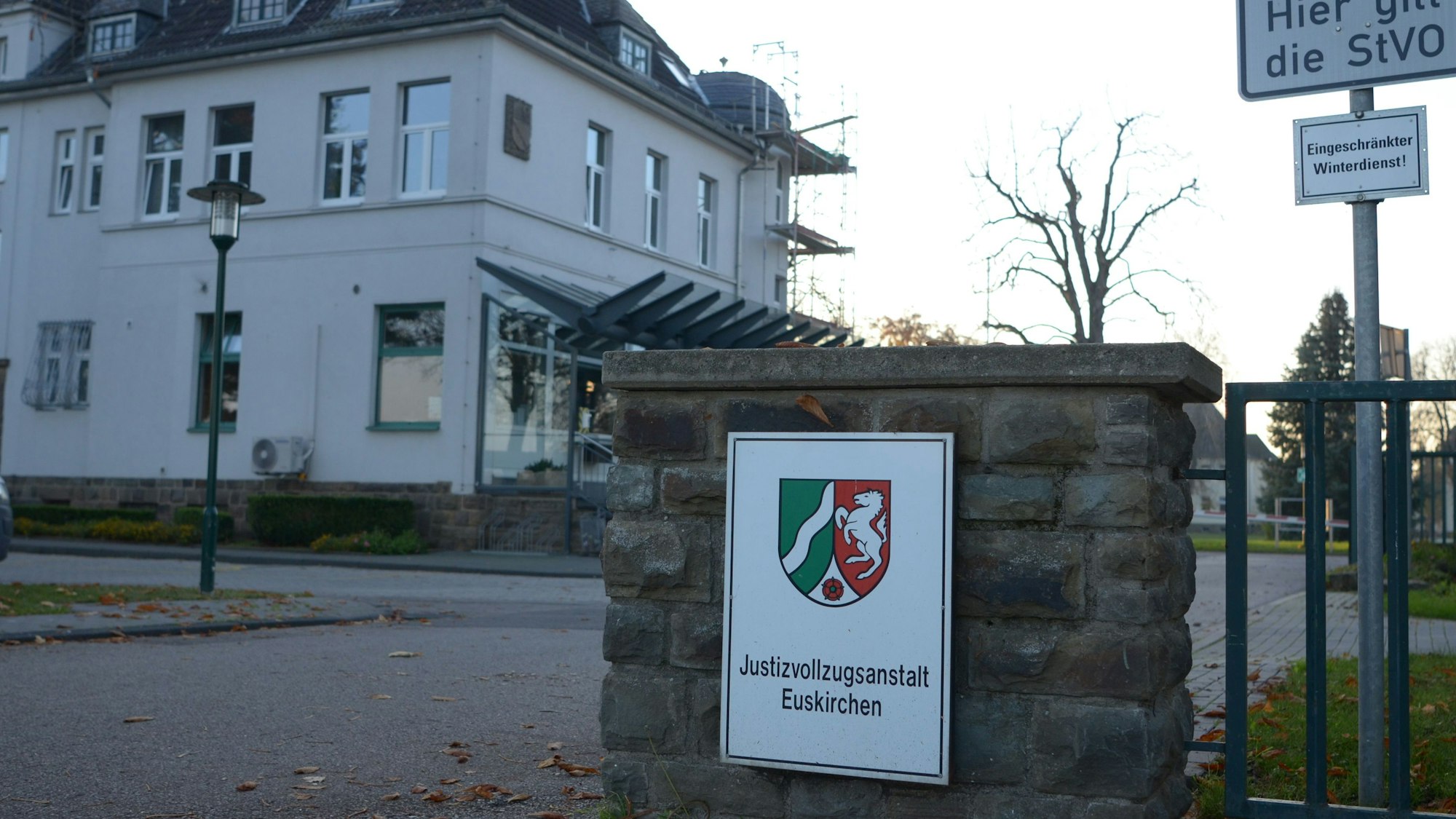 Das Bild zeigt den Eingang und im Hintergrund das Verwaltungsgebäude der Justizvollzugsanstalt in Euskirchen.